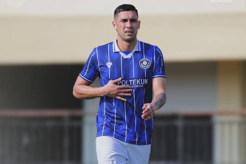 Reinaldo Ahumada con la camiseta del Persiku Kudus.