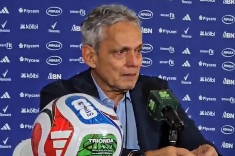 El DT de Honduras rompió en llanto tras la eliminación de su selección del Mundial 2026. Foto: Captura.