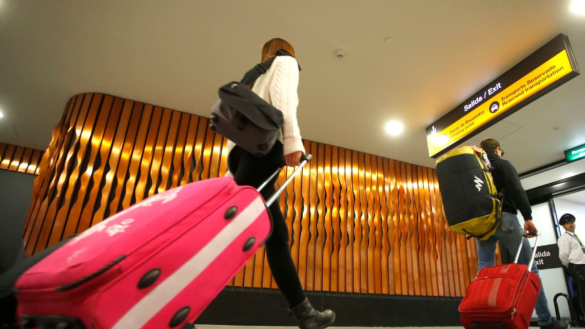 Reino Unido alerta sobre taxistas falsos en el Aeropuerto de Santiago y entrega estas recomendaciones