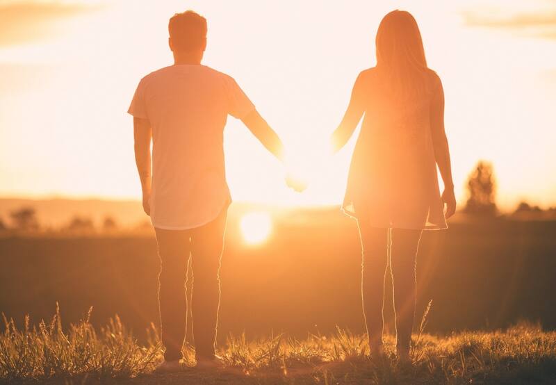 Existen diferentes tipos de relaciones de pareja. El tipo más saludable para cada uno depende de diversos factores | Foto: Befunky