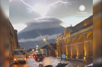 VIDEO | Docenas de relámpagos en volcán de Guatemala