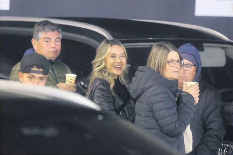 La psicóloga deportiva Renata Almada junto a la familia de Marco Rojas en el estacionamiento del Estadio Monumental. (Foto: David Velásquez, LUN)