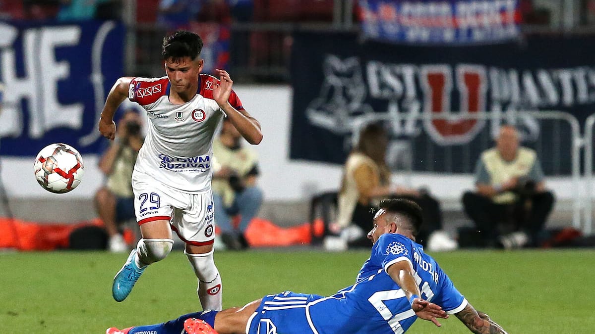 Gustavo Huerta rescata a jugador de la U: lo lleva a El Salvador con la misión de conseguir su despegue