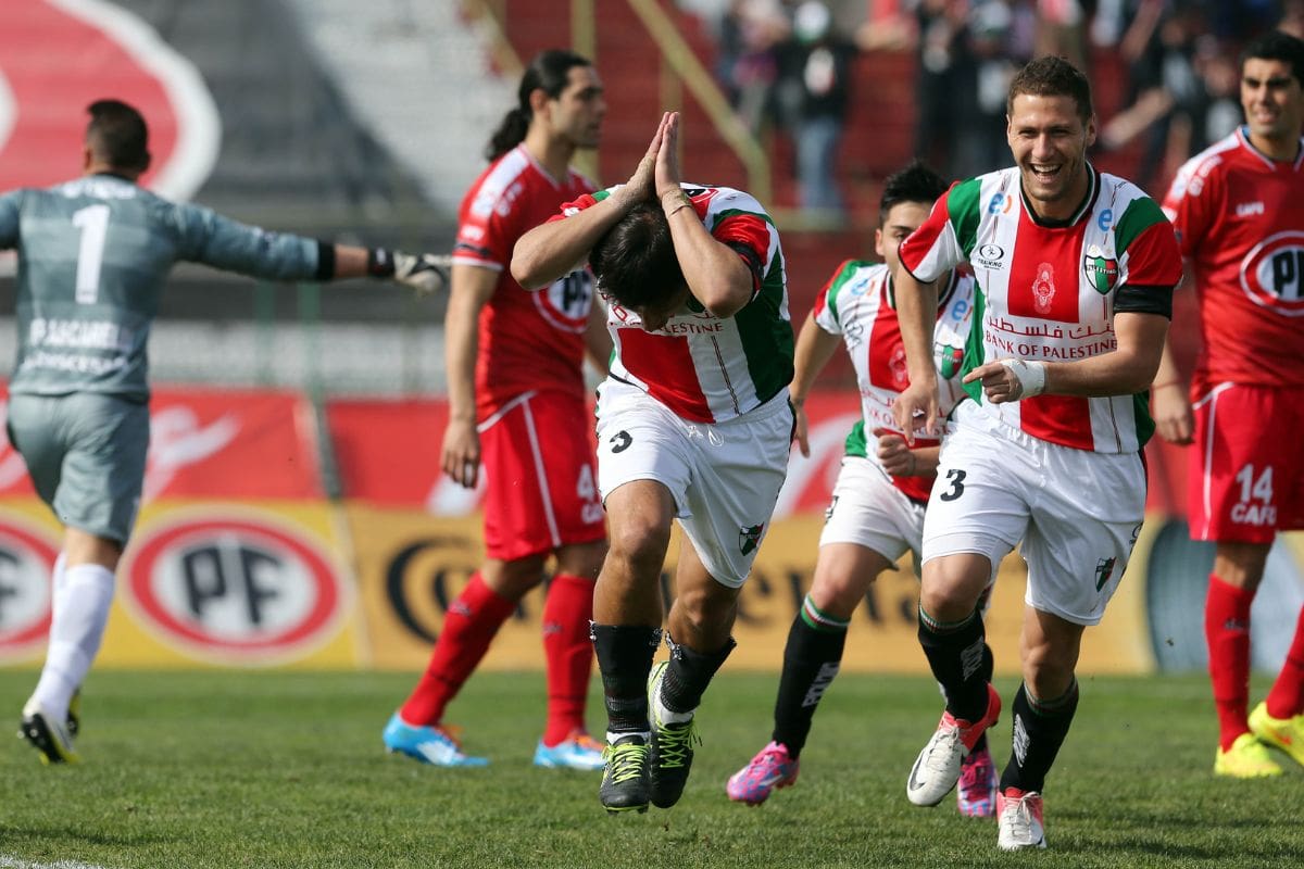La celebración del Tiburón, un gesto que se hizo clásico en las canchas del fútbol chileno. Foto: Agencia Aton.