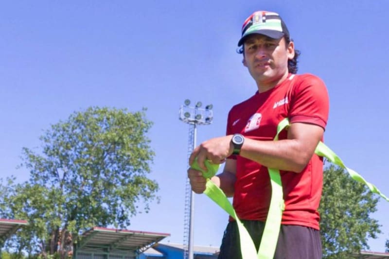 El legendario goleador del fútbol chileno es el entrenador de Lota Schwager. Foto: Diario Concepción.