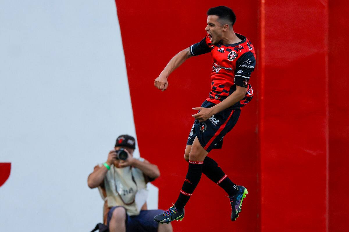 Renato Tarifeño anotó el gol que le entregó el triunfo a Deportes Limache en el partido de ida.