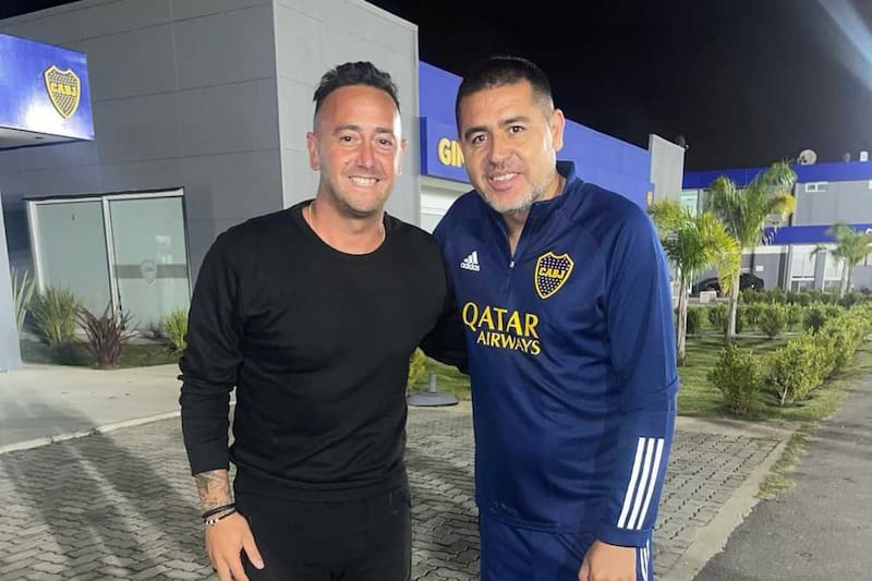 Junto a Juan Román Riquelme en Argentina, donde vive luego de retirarse del futbol. Foto: @rodrigodiaztb7