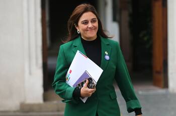 Renuncia ministra de Bienes Nacionales tras polémica por adquisición de casa de Salvador Allende