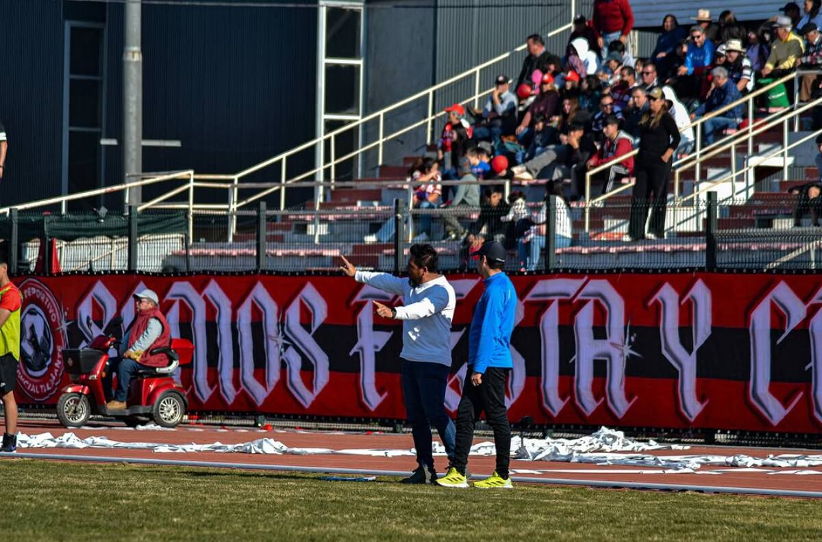Fue campeón con la U a inicios de los 2000 y ahora asumió un desafío en Tercera A como técnico