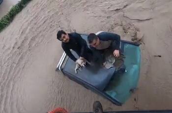 VIDEO | Dramático rescate en helicóptero de dos personas y un perrito en Talagante