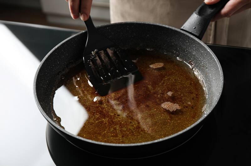 Los residuos de aceites pueden generar grandes problemas en tu hogar y tienen un gran impacto medio ambiental en las aguas y la tierra. Créditos: Canva.