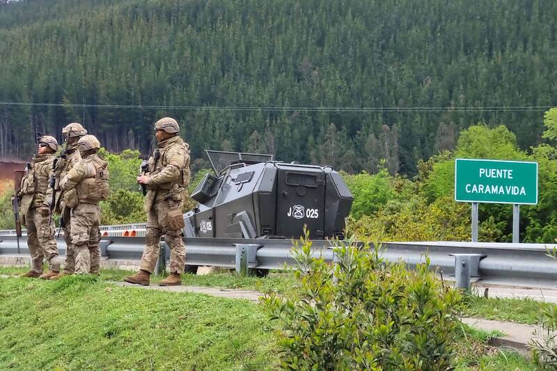 12 personas fueron detenidas, entre ellas dos carabineros.