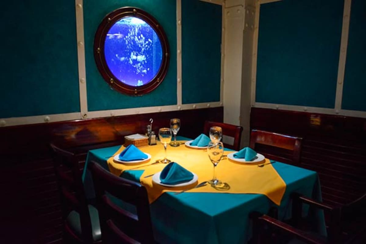 La elegante decoración del local capitalino evoca la sensación de un crucero de lujo submarino, ofreciendo una experiencia única para sus comensales. Créditos: Marisquería Tahiti.