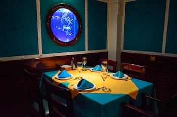 Así es el impresionante restaurante bajo el agua que puedes visitar en Santiago