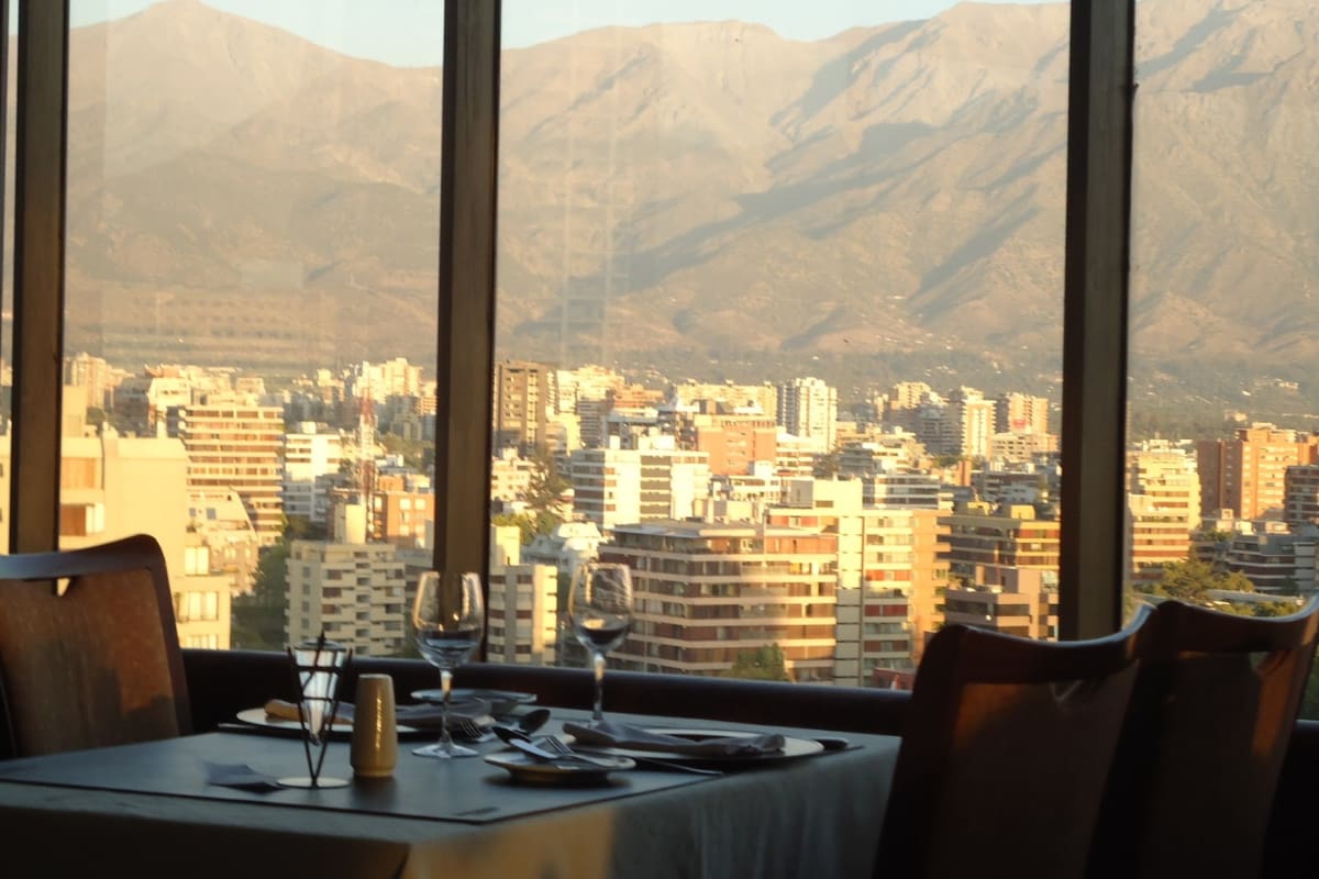 Una vista única de la ciudad es lo que ofrecen los restaurantes panorámicos de la capital.