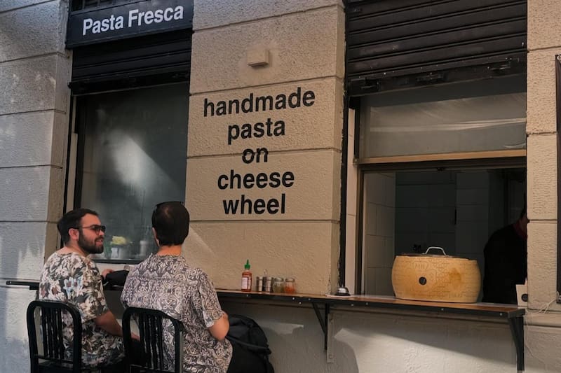 El local se especialista en pasta artesanal en formato al paso, por lo que las porciones son entregadas para llevar, a pesar de que puedes comer en mesas fuera del negocio o pedir una manta para picnic. Créditos: Más Quesso en Instagram.