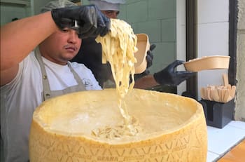 Restaurant al paso en Santiago ofrece pasta en rueda de queso por menos de $5.000