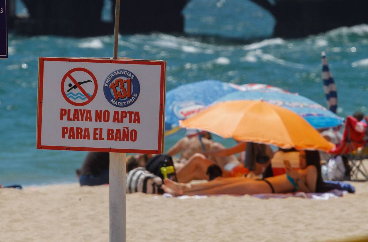 Seremi de Salud de la Región de Valparaíso prohibió el baño en playas de Algarrobo y El Quisco por fragata portuguesa