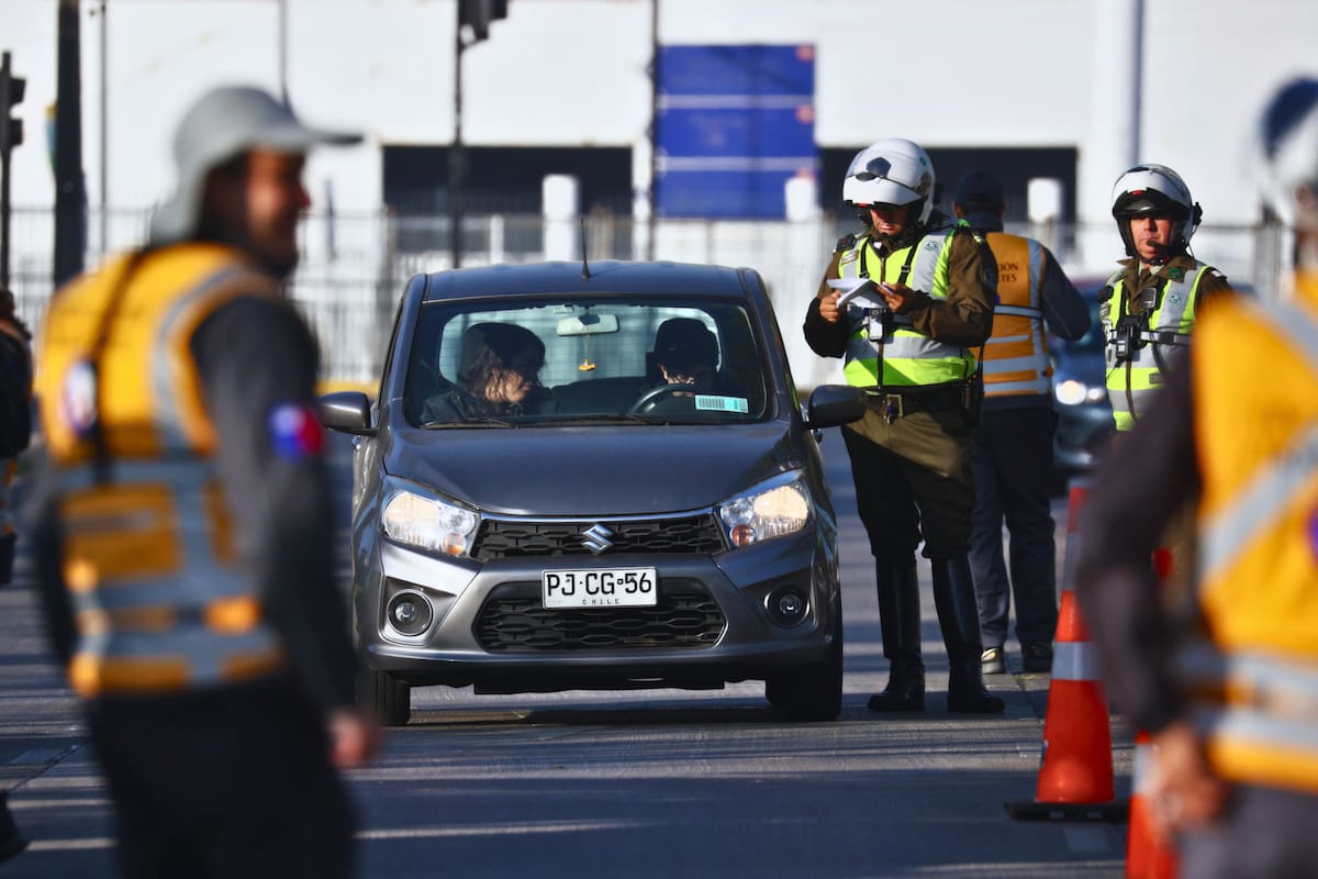 Conoce los vehículos que no podrán transitar durante este lunes. Foto: Aton Chile.