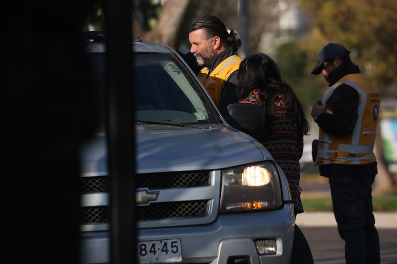 Revisa las patentes que no podrán circular este viernes por la capital.