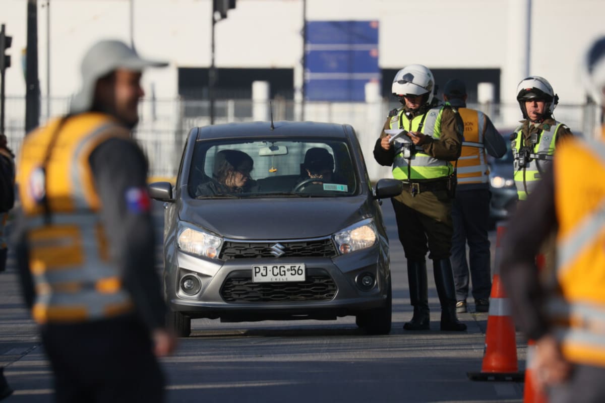 Quienes sean sorprendidos incumpliendo la medida, arriesgan multas que pueden alcanzar las 1,6 UTM. Créditos: Dragomir Yankovic/Aton Chile.