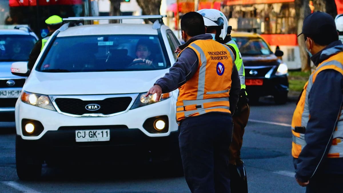 Restricción vehicular: conoce las patentes que NO se podrán mover en Santiago este viernes