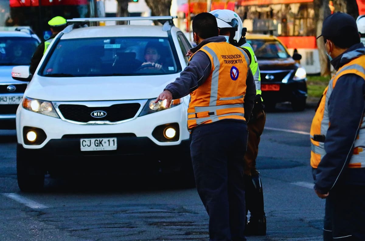 Restricción vehicular: conoce las patentes que NO se podrán mover en Santiago este viernes