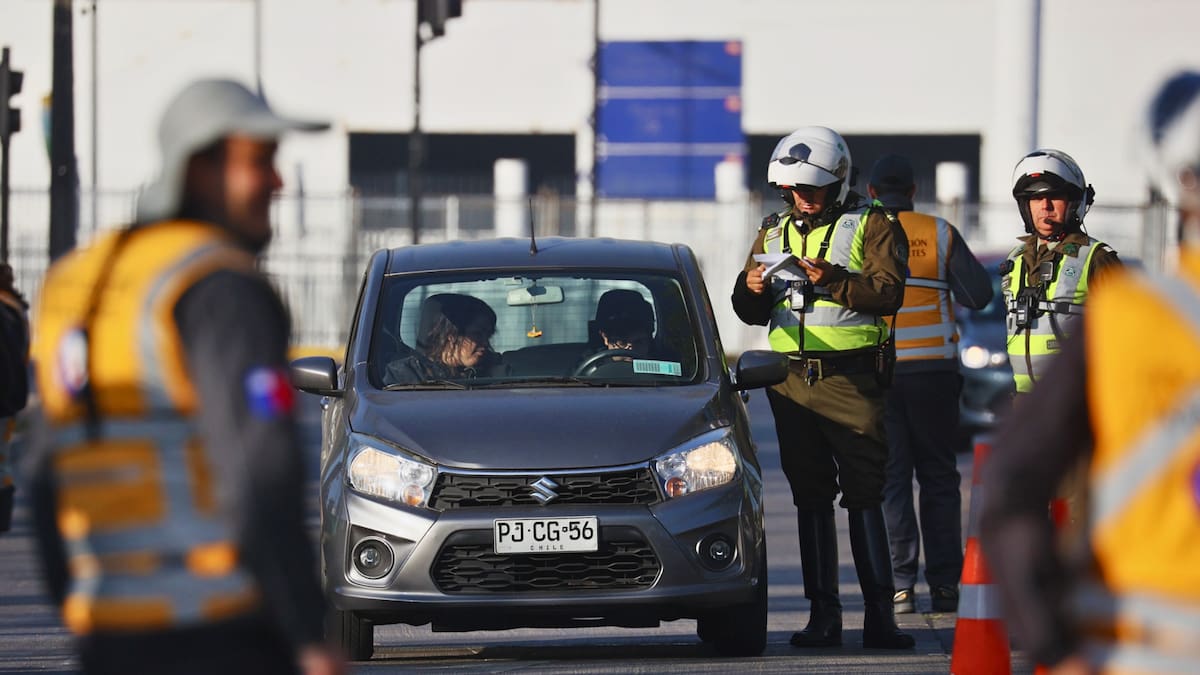 Restricción vehicular jueves 18 de junio: Estas patentes NO podrán circular por el Gran Santiago