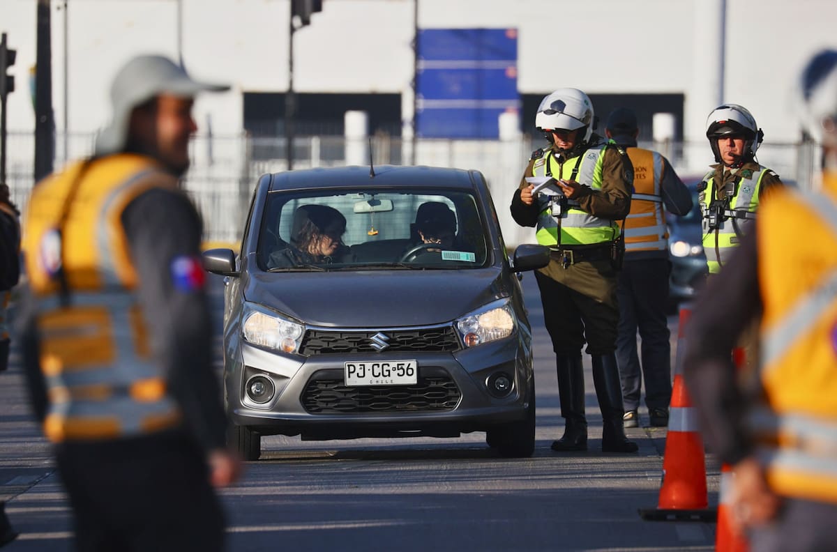 Restricción vehicular jueves 18 de junio: Estas patentes NO podrán circular por el Gran Santiago