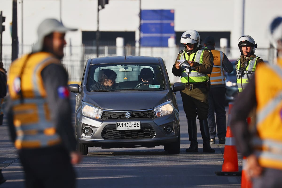 Revisa qué dígitos no podrán circular este lunes por la provincia de Santiago y las comunas de Puente Alto y San Bernardo. Foto: Aton.