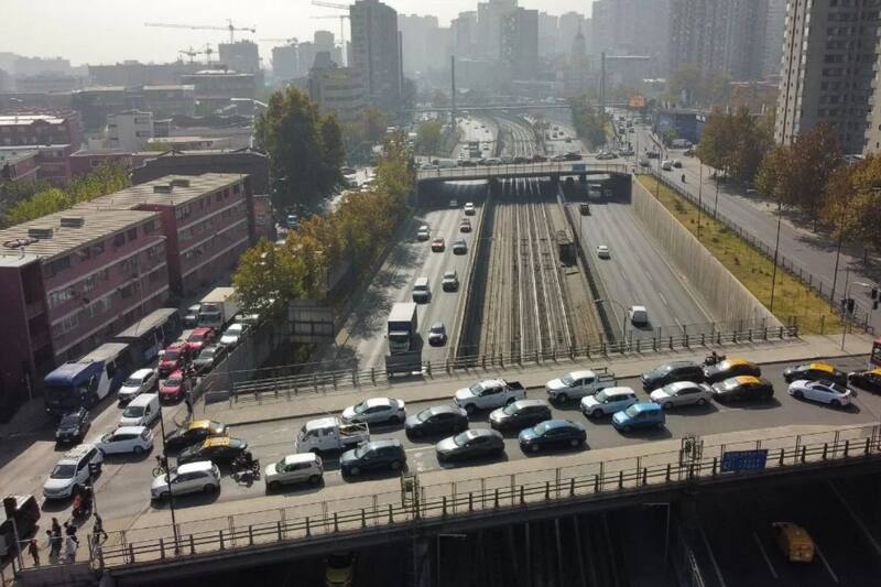 La medida limita la circulación de vehículos motorizados según su patente.