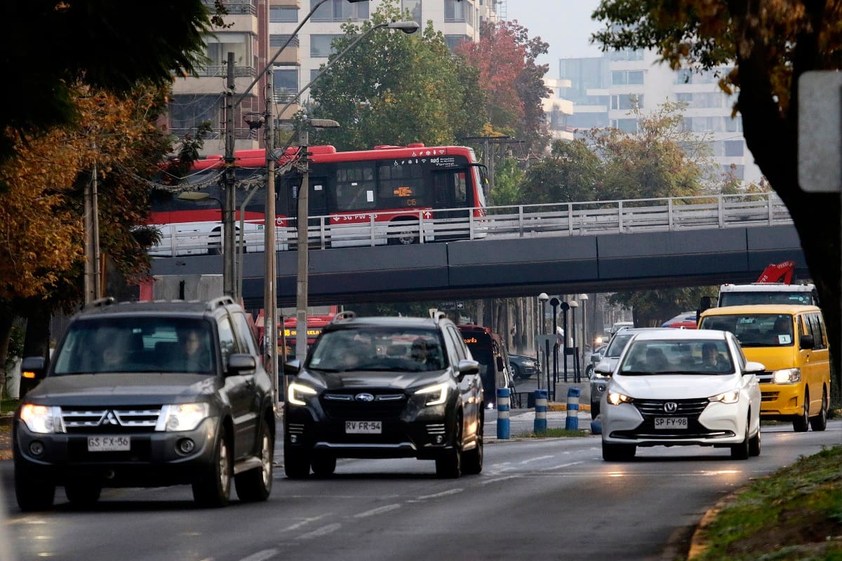 La medida restringe la movilidad de vehículos motorizados dentro de la capital entre mayo y agosto en base al último dígito de su placa patente.