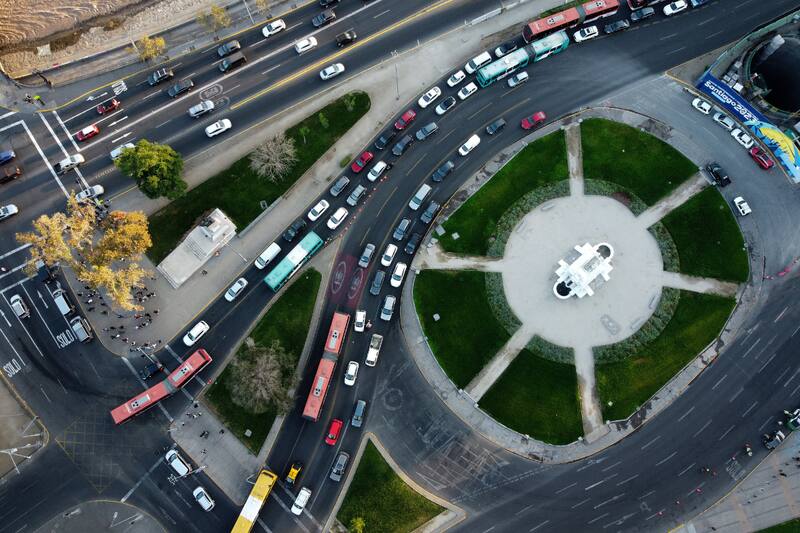 Revisa si tu patente está en la lista de vehículos que no podrán circular en la Región Metropolitana este lunes.