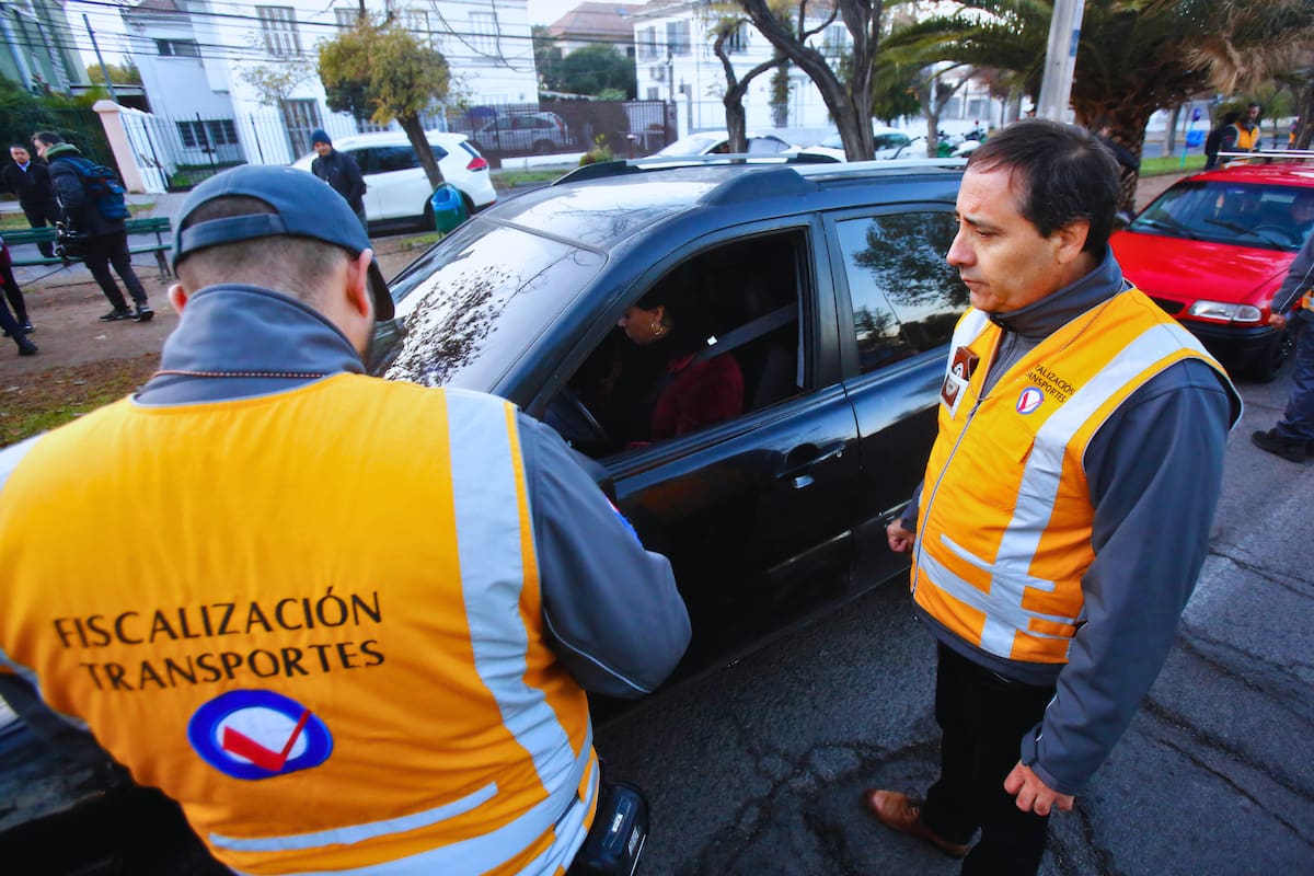 Revisa las patentes que no podrán circular durante este viernes en la capital. Foto: Aton Chile.