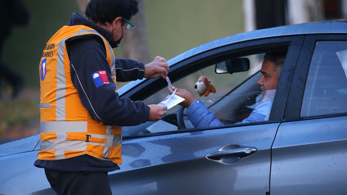 Restricción vehicular: Estas patentes NO podrán circular por Santiago el jueves 7 de mayo