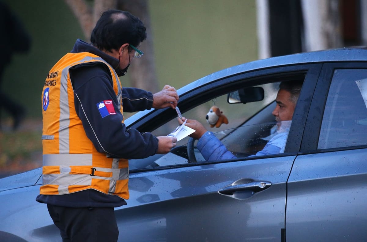 Restricción vehicular: Estas patentes NO podrán circular por Santiago el jueves 7 de mayo