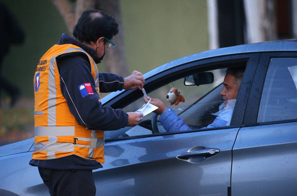 Restricción Vehicular: ¿Cuáles son las patentes que no podrán circular por Santiago este viernes?