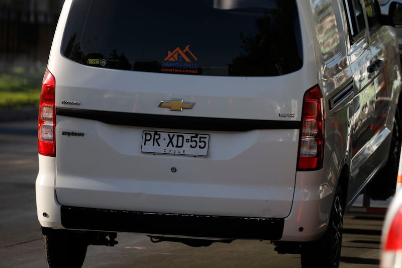 Revisa cuáles son las patentes que no podrán transitar dentro de la Región Metropolitana este jueves.