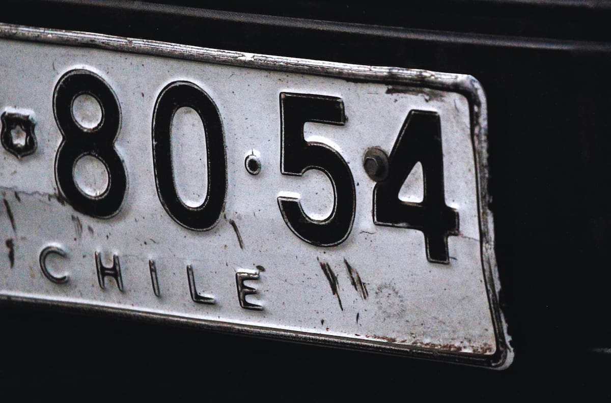 Evita multas sobre los $100.000: Revisa las patentes con restricción vehicular en Santiago este viernes