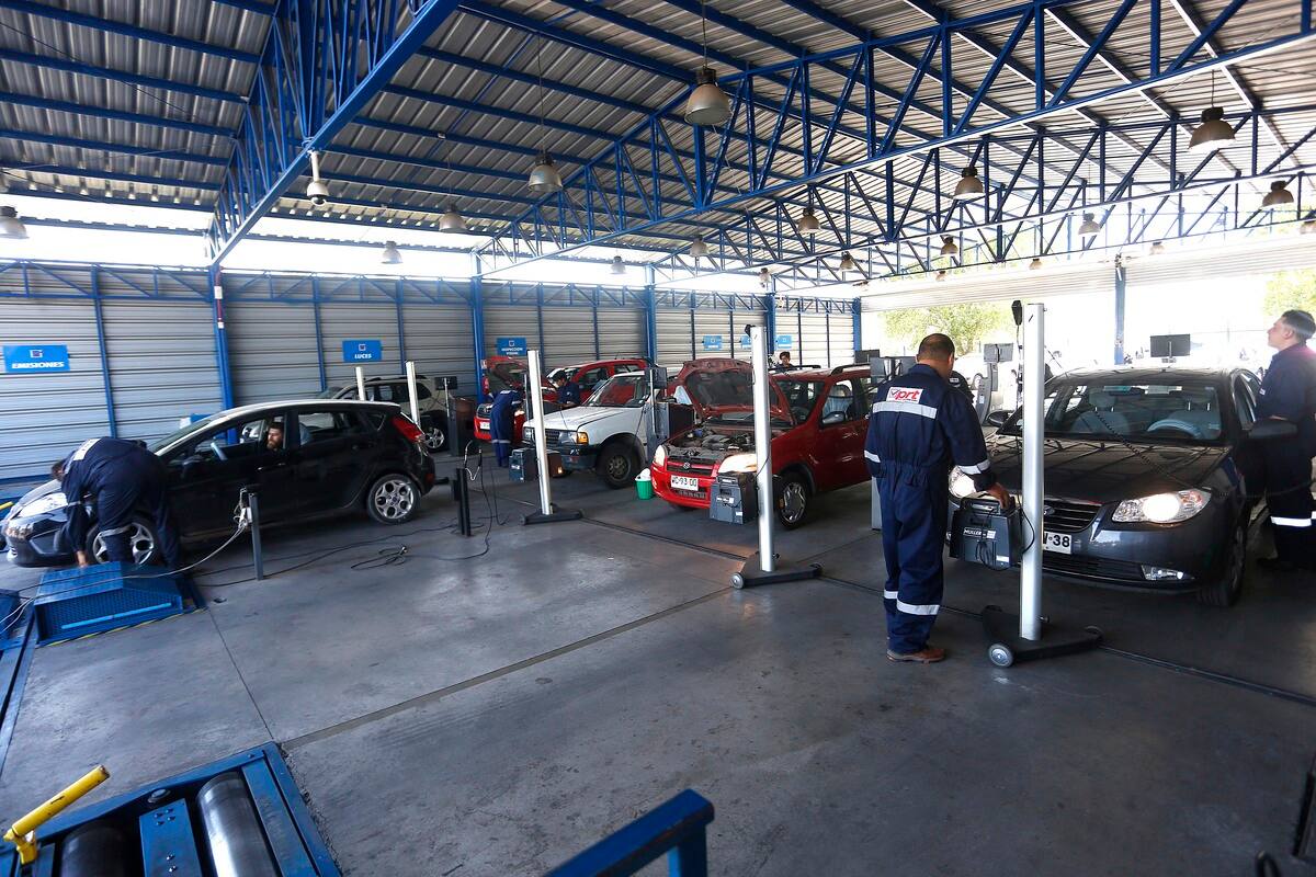 La revisión de los diferentes sistemas del vehículo deben responder a la perfección para brindar seguridad al conductor, a la comunidad y medioambiente. Créditos: ATON.