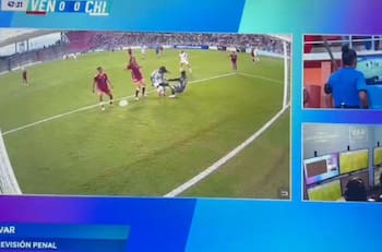 VIDEO | El VAR no funcionaba: Así fue el polémico penal que no le cobraron a La Roja frente a Venezuela