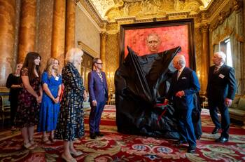 Mira el primer retrato oficial del rey Carlos III