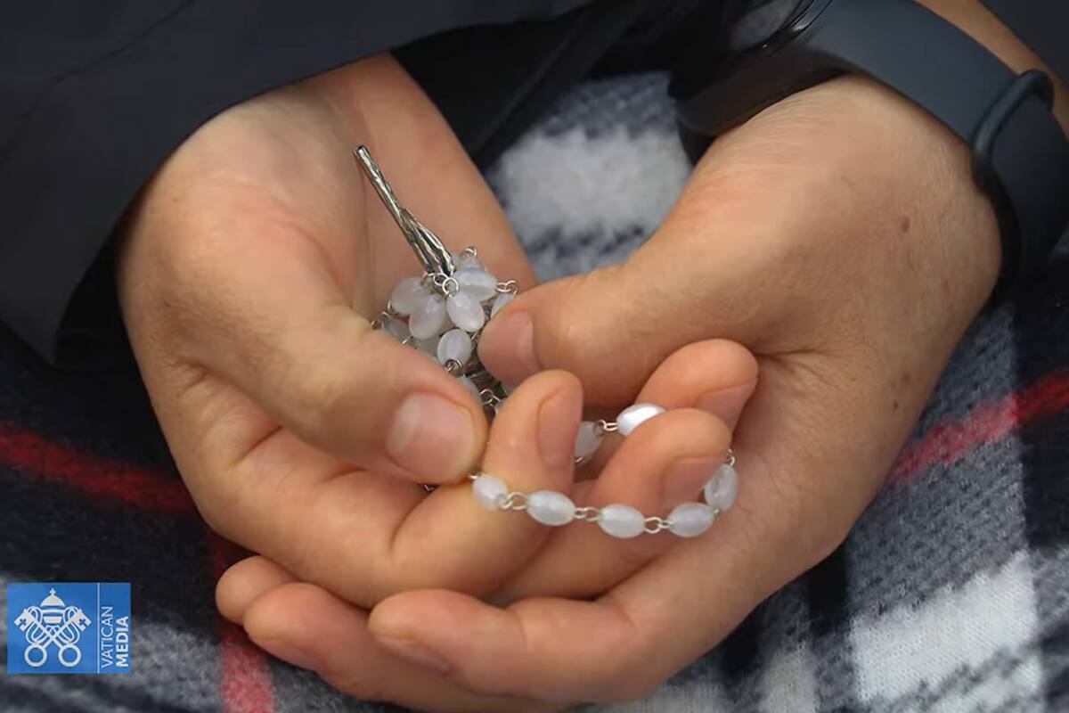 Los fieles se reunieron en el Vaticano para orar por el descanso del alma del Papa Francisco.