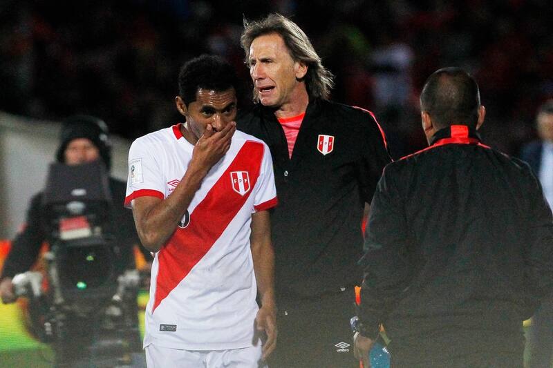 Ricardo Gareca dirigiendo a Perú. Foto: Aton.