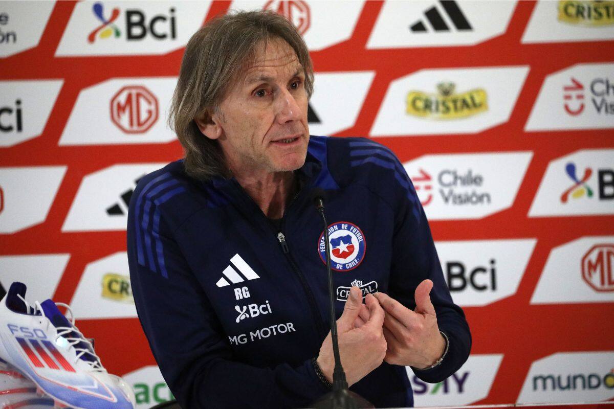 en la conferencia de prensa en que convocó a los futbolistas para jugar con Brasil y Colombia. Foto: Agencia Aton.