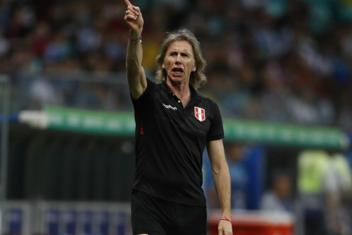 El entrenador argentino se acerca a la banca de la Selección Chilena.