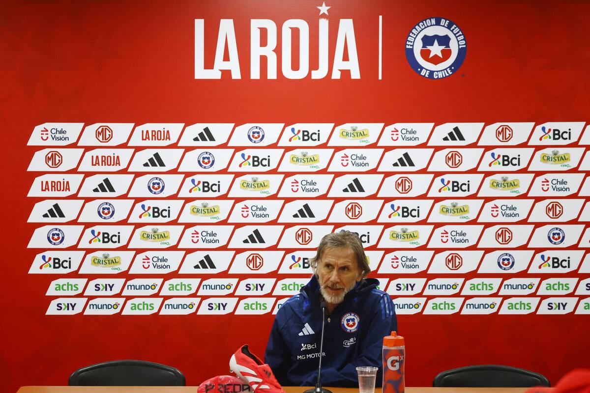 El entrenador argentino frente a la prensa: inmutable, sin perder la compostura.