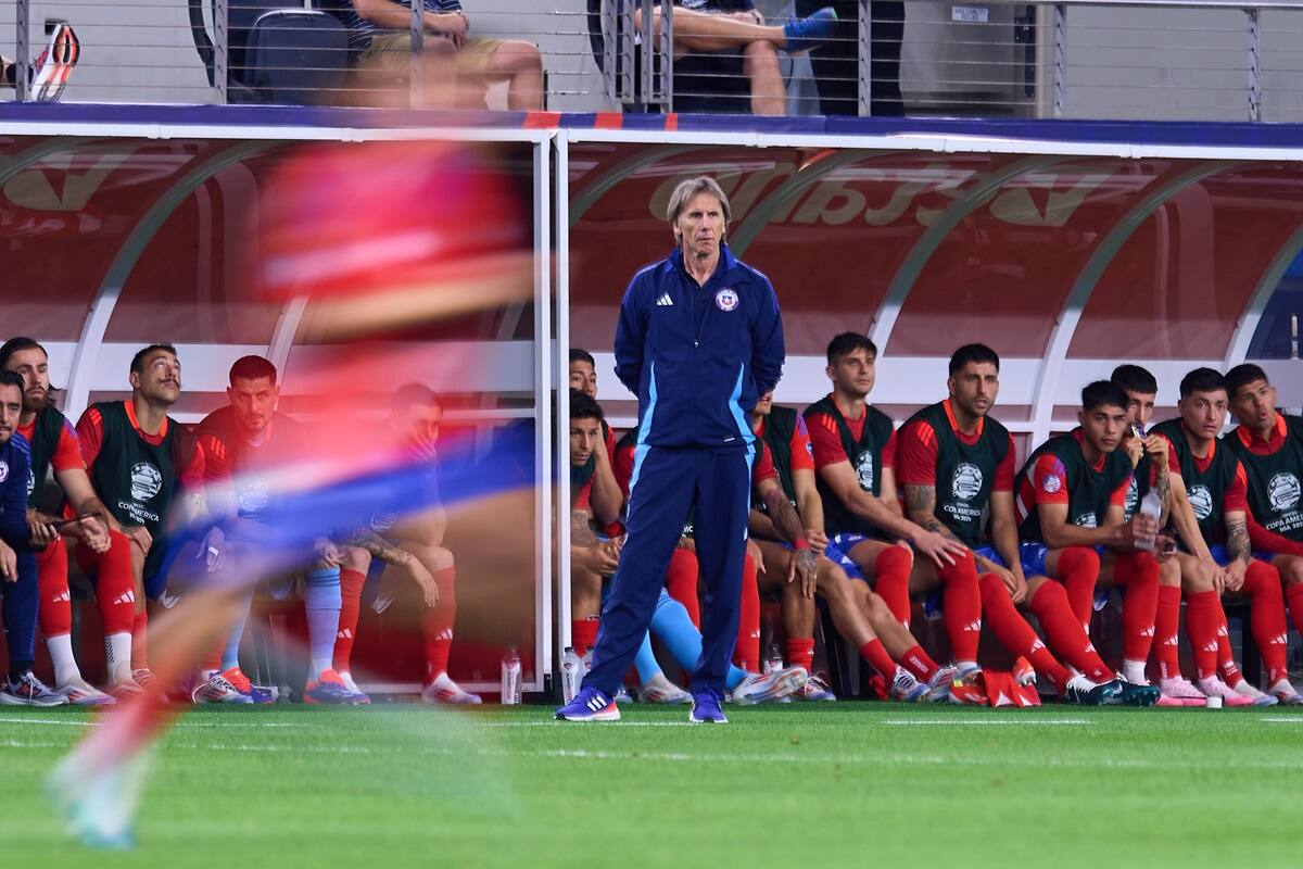Ricardo Gareca con el buzo de la Selección Chilena contra Perú. (Foto: Aton)