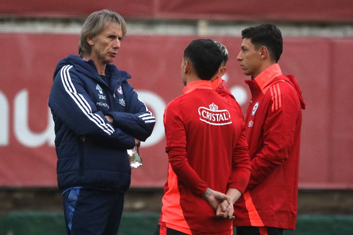 podría dejar de ser el DT de La Roja, según la prensa incaica.