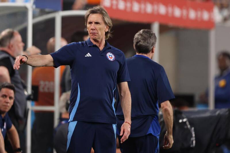 El técnico de La Roja fue sancionado con una multa de 15.000 euros y se perderá el partido ante Canadá. EFE.